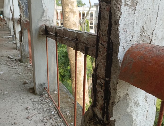 মাদারীপুরের কালকিনি সৈয়দ আবুল হোসেন বিশ্ববিদ্যালয় কলেজে ঝুঁকিপূর্ণ ভবনে পাঠদান করা হচ্ছে